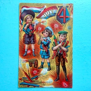 Carte postale vintage du 4 juillet en relief, enfants en costumes faisant exploser des fusils et des pétards