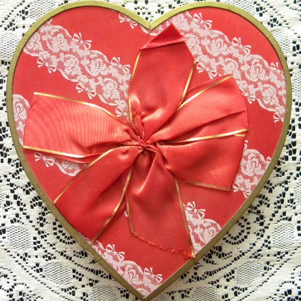 Boîte de bonbons de Vintage Valentine jolies bandes de dentelle et ruban rouge