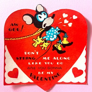 Tarjeta vintage del día de San Valentín: Minnie Mouse se cuelga de una cuerda. Personaje de Disney Mickey Mouse