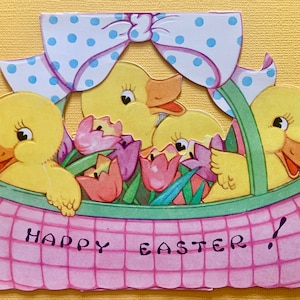 panier de cartes de Pâques vintage plein de bébés canards avec tulipes et ruban à pois