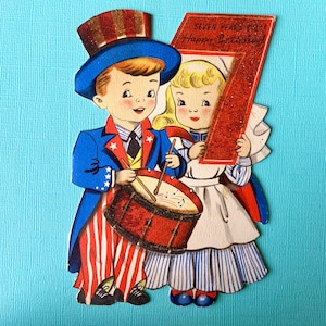 Tarjeta de cumpleaños vintage con sello patriótico para niño de 7 años vestido como el Tío Sam con decoración brillante, temática del 4 de julio.