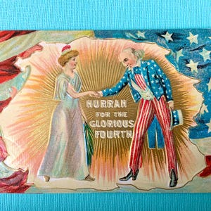 Carte postale vintage du 4 juillet, belle image en relief de l'oncle Sam serrant la main de Miss Colombie
