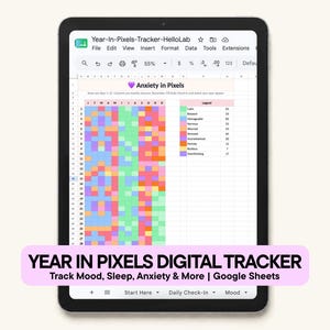 Puede incluir: Una tableta digital que muestra un archivo de Google Sheets llamado Year-In-Pixels-Tracker-HelloLab. La pantalla muestra una cuadrícula titulada Anxiety in Pixels con una leyenda codificada por colores. Una banda rosa inferior dice YEAR IN PIXELS DIGITAL TRACKER.