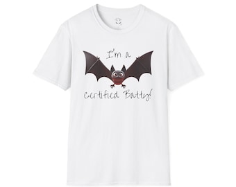 Puede incluir: Camiseta blanca con un gráfico de murciélago de dibujos animados y el texto "I'm a certified Batty!"