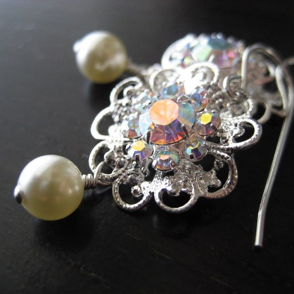 Pendientes de filigrana de cristal de Swarovski con flores y perla para bodas, novias y ocasiones especiales.
