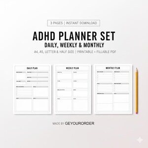 Puede incluir: Un conjunto de planificadores ADHD blancos con diseños diarios, semanales y mensuales. El conjunto incluye formatos PDF imprimibles y rellenables en tamaños A4, A5, carta y media carta. Un lápiz amarillo descansa en el lado derecho de la imagen.