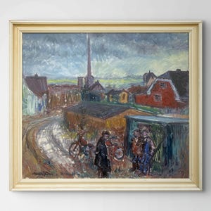 Könnte beinhalten: Ein Ölgemälde in einem hellen Rahmen, das eine ländliche Landschaft mit einem Feldweg, einem roten Haus, einem hohen Schornstein und drei Figuren in der Nähe eines dunklen Schuppens und eines Motorrads zeigt. Die Signatur ist unten links sichtbar.