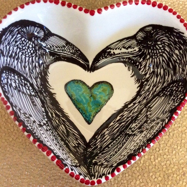 Raven Lovers Heart Bowl con corazón turquesa para mesa y pared arte cerámica pintado a mano original