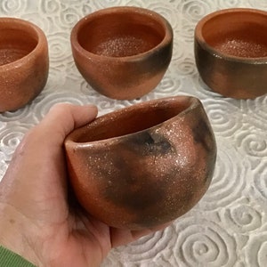 Cuenco de té personalizado de arcilla de mica brillante de Nuevo México con reposapiés en espiral