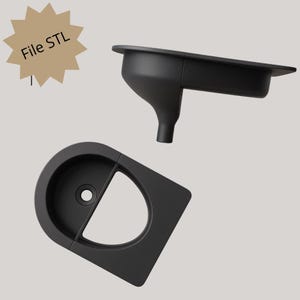 Può includere: Due oggetti neri stampati in 3D. Uno è un pezzo a forma di imbuto con una parte superiore piatta e un beccuccio. L'altro è un quadrato arrotondato diviso con un foro centrale. Il testo "File STL" è su una stella beige.