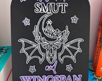 3D-utskriven bokhylleplakett med stativ från A Court of Smut and Wingspan