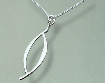 Elegant Sterling Silver Leaf Pendant with 3D Design and 18-inch Chain