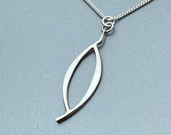 Elegant Sterling Silver Leaf Pendant with 3D Design and 18-inch Chain