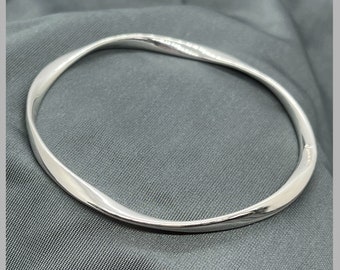 Twisted Oval wire Bangle