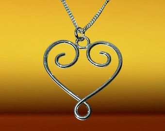 Exquisite Scroll Heart Pendant: Elegant Artistry and Craftsmanship