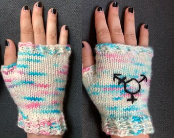 Guanti senza dita fatti a mano per l'orgoglio transgender.