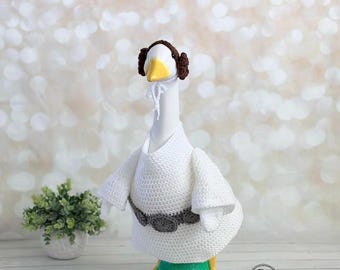 Traje de ganso de porche de la princesa Leia – Ropa de ganso de Star Wars – Decoración del 4 de mayo – Vestido de ganso de ganchillo con sombrero de moños de Leia – Ganso de porche de ciencia ficción