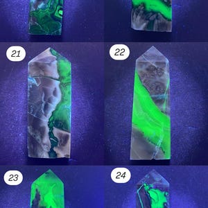 K&ouml;nnte beinhalten: Sammlung von sechs polierten Kristallobelisken. Jeder Obelisk ist ein rechteckiges Prisma mit einer spitzen Spitze. Die Kristalle zeigen eine Vielzahl von Farben, darunter Gr&uuml;n, Schwarz und Grau, mit einzigartigen Mustern und Adern. Die Kristalle werden vor einem dunkelblauen Hintergrund pr&auml;sentiert.