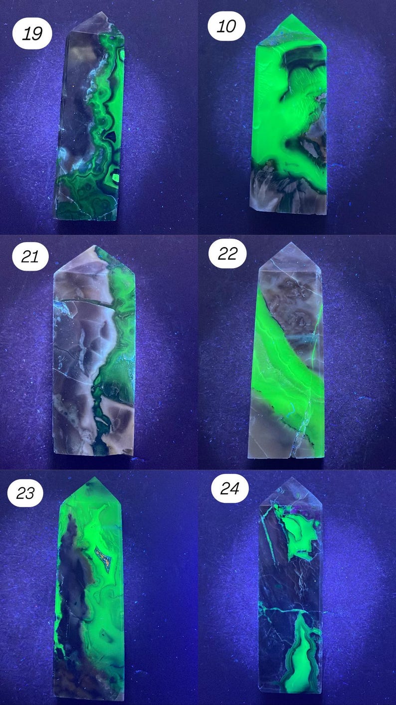 K&ouml;nnte beinhalten: Sammlung von sechs polierten Kristallobelisken. Jeder Obelisk ist ein rechteckiges Prisma mit einer spitzen Spitze. Die Kristalle zeigen eine Vielzahl von Farben, darunter Gr&uuml;n, Schwarz und Grau, mit einzigartigen Mustern und Adern. Die Kristalle werden vor einem dunkelblauen Hintergrund pr&auml;sentiert.