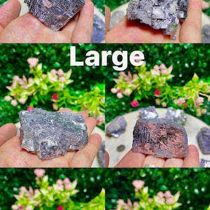 Puede incluir: Cuatro cristales de galena de diferentes tama&ntilde;os, grises y plateados. Los cristales tienen un brillo met&aacute;lico y son de forma irregular. La palabra "Large" est&aacute; escrita en blanco sobre fondo negro.