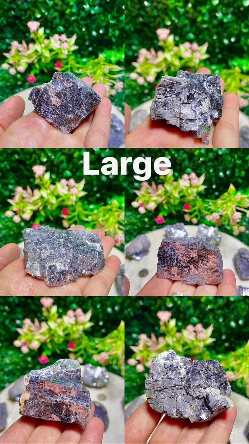 Puede incluir: Cuatro cristales de galena de diferentes tama&ntilde;os, grises y plateados. Los cristales tienen un brillo met&aacute;lico y son de forma irregular. La palabra "Large" est&aacute; escrita en blanco sobre fondo negro.