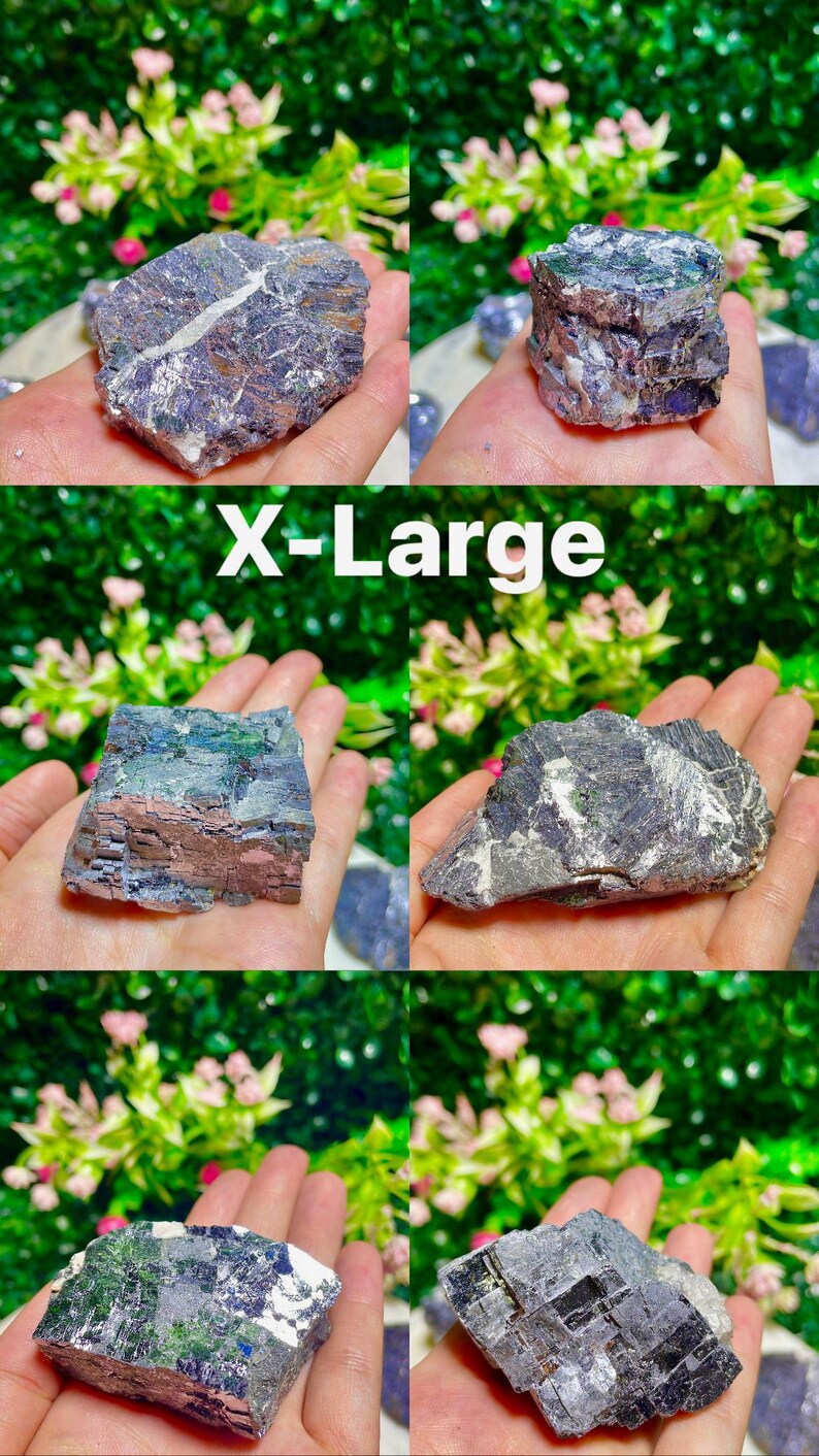 Puede incluir: Cinco cristales de galena de diferentes tama&ntilde;os, que van desde peque&ntilde;os hasta extra grandes. Los cristales son de color gris oscuro con un brillo met&aacute;lico. Tienen una superficie rugosa e irregular. Los cristales se muestran en una mano.