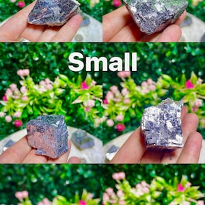 Puede incluir: Cinco cristales de galena en bruto de diferentes tama&ntilde;os, de color gris met&aacute;lico. Los cristales tienen una superficie brillante e iridiscente. Los cristales se muestran en una mano.
