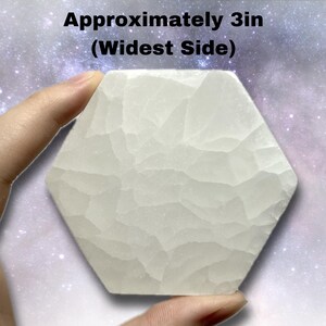 K&ouml;nnte beinhalten: Ein sechseckiger, cremefarbener Steinuntersetzer, ca. 7,6 cm breit, mit strukturierter Oberfl&auml;che. Das Bild enth&auml;lt den Text "Approximately 3in (Widest Side)".