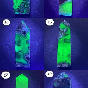 K&ouml;nnte beinhalten: Eine Sammlung von sechs polierten Edelstein-Obelisken. Jeder Obelisk ist rechteckig mit einer spitzen Spitze. Die Steine zeigen eine Vielzahl von Farben, darunter Gr&uuml;n, Braun und Wei&szlig;. Die Steine haben eine polierte, glatte Oberfl&auml;che.