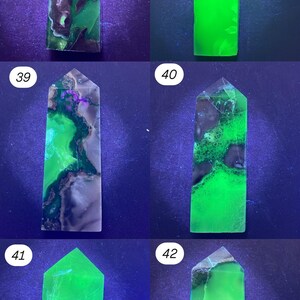 K&ouml;nnte beinhalten: Sechs rechteckige Kristallt&uuml;rme werden gezeigt. Die Kristalle weisen gr&uuml;ne, schwarze und wei&szlig;e Farbt&ouml;ne auf. Die Kristalle werden mit blauem Licht beleuchtet, wodurch ihre einzigartigen Muster und Texturen hervorgehoben werden. Jeder Kristall ist etwa 10 cm hoch.