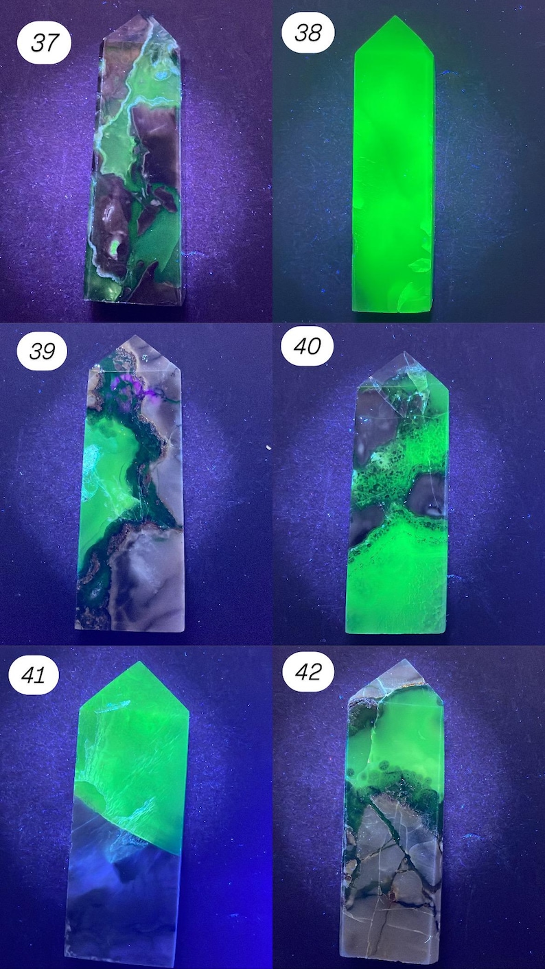 K&ouml;nnte beinhalten: Sechs rechteckige Kristallt&uuml;rme werden gezeigt. Die Kristalle weisen gr&uuml;ne, schwarze und wei&szlig;e Farbt&ouml;ne auf. Die Kristalle werden mit blauem Licht beleuchtet, wodurch ihre einzigartigen Muster und Texturen hervorgehoben werden. Jeder Kristall ist etwa 10 cm hoch.