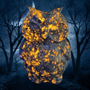 K&ouml;nnte beinhalten: Eine geschnitzte Eulenfigur mit einem gesprenkelten Muster aus Orange und Dunkelblau. Die Eule ist vor einem dunkelblauen Hintergrund mit silhouettierten B&auml;umen und einem Mond platziert, was eine mystische Atmosph&auml;re schafft. Die Textur der Figur ist rau und nat&uuml;rlich.