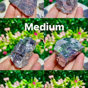 Puede incluir: Una colecci&oacute;n de cinco cristales medianos, iridiscentes en verde, azul y morado. Los cristales tienen una textura rugosa y natural y se muestran en una mano.