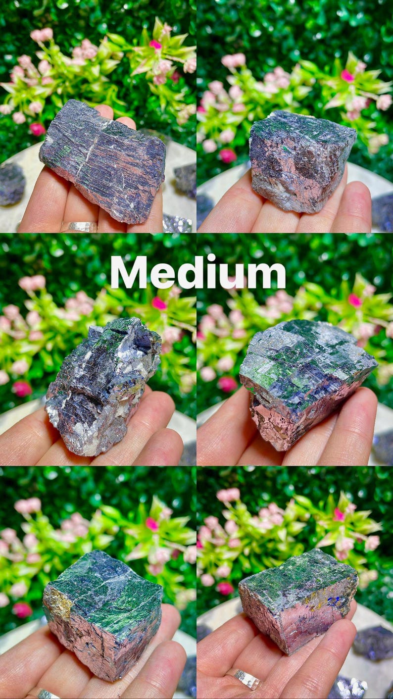 Puede incluir: Una colecci&oacute;n de cinco cristales medianos, iridiscentes en verde, azul y morado. Los cristales tienen una textura rugosa y natural y se muestran en una mano.