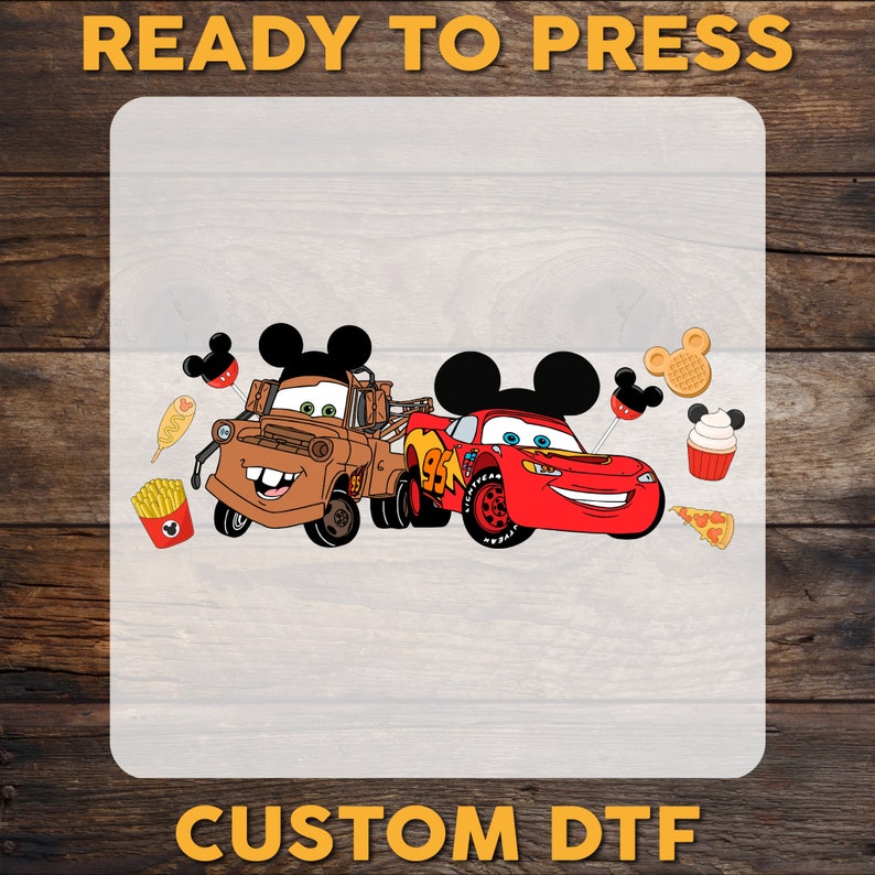 Pu&ograve; includere: Un design di auto di cartone animato rosso e marrone con orecchie di Topolino su ogni auto. Le auto sono circondate da cibi di cartone animato come waffle a forma di Topolino, pizza, cupcake e patatine fritte. Il design &egrave; su uno sfondo bianco con il testo "READY TO PRESS CUSTOM DTF" in alto e in basso.