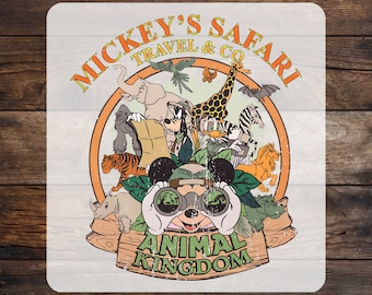 Könnte beinhalten: Ein Vintage-Style Bügelbild mit Mickey Mouse und verschiedenen Tieren, mit dem Text "Mickey's Safari Travel & Co. Animal Kingdom" in einem Kreis. Das Design ist bereit, auf Stoff gepresst zu werden.