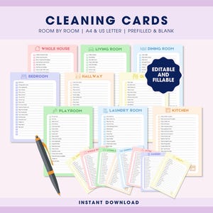 Op de afbeelding: Een verzameling kleurrijke, bewerkbare en invulbare schoonmaakkaarten voor diverse kamers, waaronder Whole House, Living Room, Dining Room, Bedroom, Hallway, Playroom, Laundry Room en Kitchen. Een zwarte pen ligt op de voorgrond.