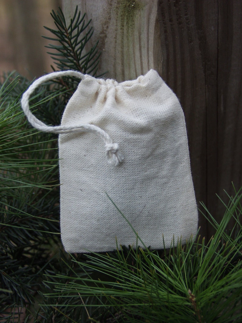 Puede incluir: Una peque&ntilde;a bolsa de algod&oacute;n blanco con cord&oacute;n de ajuste y textura de lino natural. La bolsa est&aacute; vac&iacute;a y tiene un dise&ntilde;o sencillo.