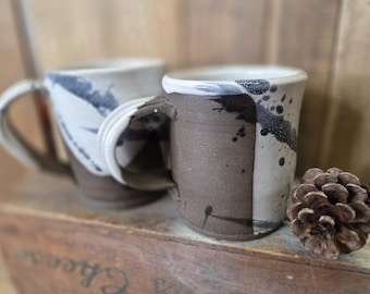 Taza de cerámica marrón hecha a mano, esmaltada en blanco, salpicada en negro, 355 ml
