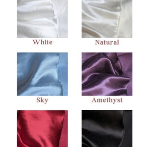 Puede incluir: Una carta de muestra que muestra diferentes colores de tejido de charmeuse de seda y c&aacute;&ntilde;amo. Los colores son blanco, natural, azul cielo, amatista, rojo y negro. El tejido es 70% c&aacute;&ntilde;amo y 30% seda.
