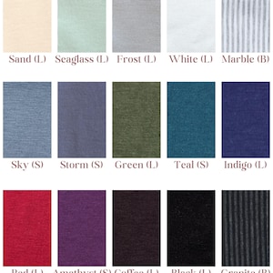 K&ouml;nnte beinhalten: Eine Farbkarte mit Stoffmustern aus Bio-Baumwoll-Jersey-Mischungen. Die Farben umfassen Sand, Seegras, Frost, Wei&szlig;, Marmor, Himmel, Sturm, Gr&uuml;n, T&uuml;rkis, Indigo, Rot, Amethyst, Kaffee, Schwarz und Granit. Die Stoffzusammensetzung ist ebenfalls angegeben.