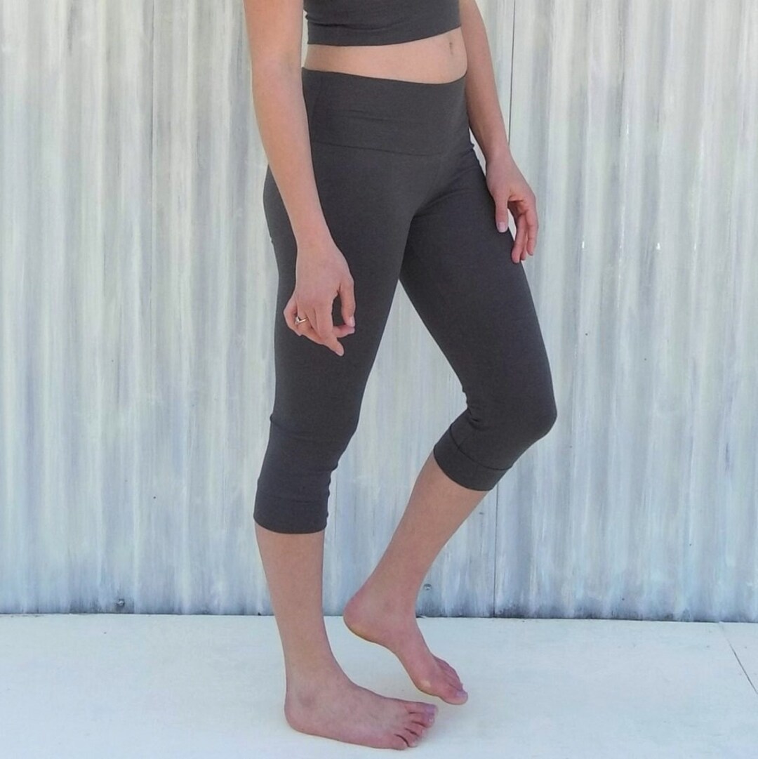 Lululemon Women's Leggings Size 8 Green Ebb Flow Capri Yoga
