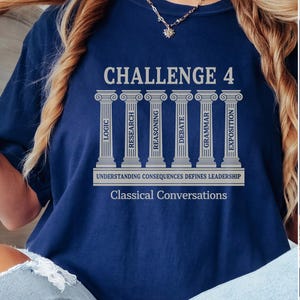 Peut inclure: T-shirt bleu marine avec l'inscription "CHALLENGE 4" au-dessus de six colonnes portant les mentions "LOGIC", "RESEARCH", "REASONING", "DEBATE", "GRAMMAR" et "EXPOSITION". Le texte "UNDERSTANDING CONSEQUENCES DEFINES LEADERSHIP" et "Classical Conversations" est en dessous.
