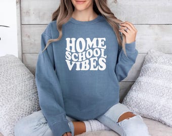Sudadera unisex con cuello redondo y colores cómodos "Homeschool Vibes"