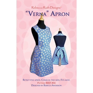 Pode incluir: Um padrão de costura para um avental de estilo retro chamado "Verna". O padrão vem em dois tamanhos e foi desenhado por Rebecca Anderson. O padrão é ilustrado com um avental floral azul e branco com uma estampa de margaridas brancas.