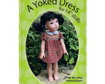 Könnte beinhalten: Ein Schnittmuster für ein Jochkleid für 35,5 cm Puppen. Das Schnittmuster enthält Schritt-für-Schritt-Anleitungen und wurde von Rebecca Anderson entworfen. Die Schnittmuster-Nummer lautet RRD 821.