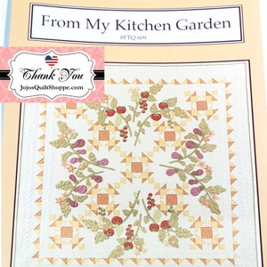 Può includere: Un modello di quilting intitolato "From My Kitchen Garden" che presenta un design di quilting colorato con un motivo floreale. Il modello è il quarto di una serie stagionale in quattro parti. Il modello è di Fig Tree Quilts di Joanna Figueroa.