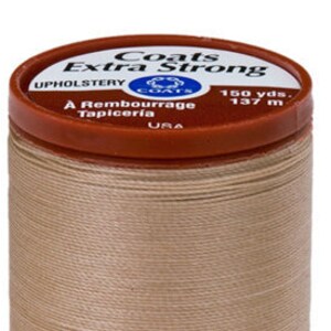 Puede incluir: Una bobina de hilo Coats Extra Strong para tapicería de color beige. La bobina está etiquetada con el nombre de la marca, el tipo de hilo y el metraje. La bobina tiene 150 yardas (137 metros) de largo.