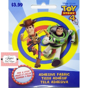 Può includere: Un cerotto circolare in tessuto giallo, rosso e blu con Woody e Buzz Lightyear di Toy Story 4. Il cerotto è etichettato "Peel & Stick, Peler et Coller, Despega y Pega" e "Adhesive Fabric, Tissu Adhésif, Tela Adhesiva".