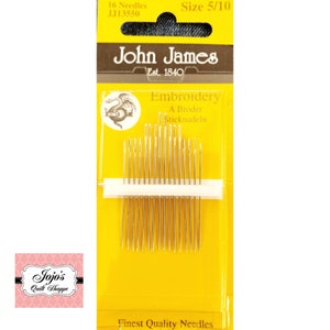 Puede incluir: Un paquete amarillo y blanco de 16 agujas de bordado John James, tamaño 5/10. El paquete presenta un logotipo de dragón y el texto "Est. 1840" y "Finest Quality Needles".